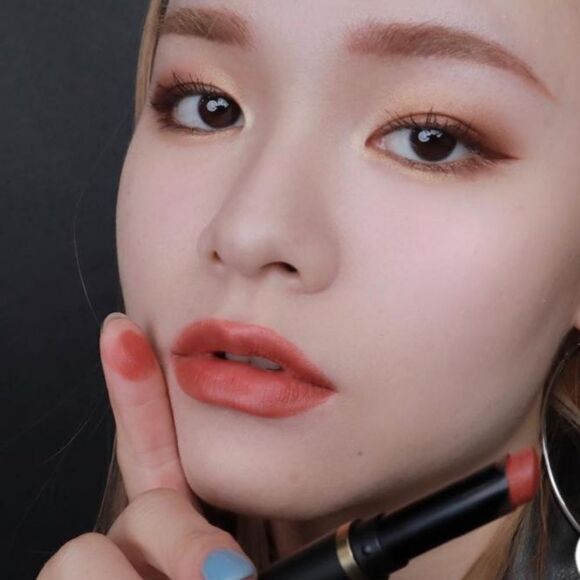 MAC Velvet Blur Slim Stick Lipstick in Sweet Cinnamon (Mid tone peachy nude) - Picture 9 of 17